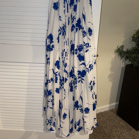 NWT women’s lulus Lindsie Blue and White Floral Print
Pleated Wrap Maxi Dress - Picture 9 of 16